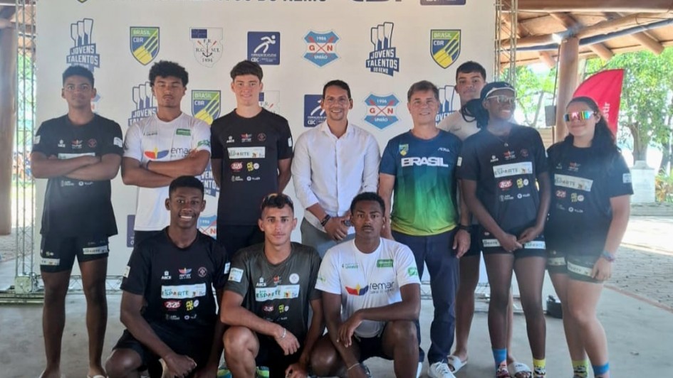 Foto mostra onze pessoas integrantes do projeto Remar para o Futuro