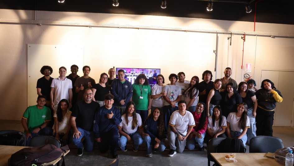 Foto mostra grupo com cerca de 30 pessoas participantes de evento.