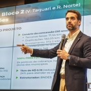 Foto mostra o governador Eduardo Leite falando ao microfone para os convidados da cerimônia de anúncio do programa de concessões de rodovias