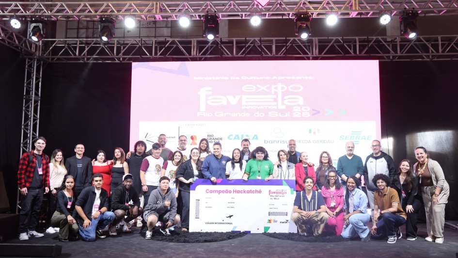 Foto mostra cerca de 40 pessoas participantes do Desafio Hackatchê 2025