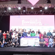 Foto mostra cerca de 40 pessoas participantes do Desafio Hackatchê 2025