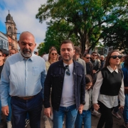 Foto mostra vice-governador Gabriel Souza caminhando duranta a romaria ao lado de sua esposa Talise e de sua filha Dora