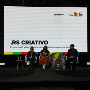 Foto mostra quatro pessoas, sentadas em um palco, durante atividade da Expo Favela 2025