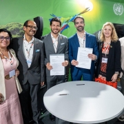 Foto mostra, da esquerda para a direita, Marjorie Kauffmann, Kamal Kishore, Nahuel Arenas-García, governador Eduardo Leite, Silvia Rucks (ONU) e Pedro Capeluppi