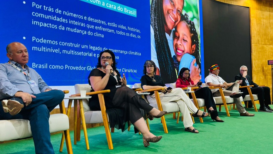 Imagem mostra grupo de seis pessoas em espaço de debates da COP30. A secretária Marjorie Kauffmann é a segunda, da esquerda para a direita