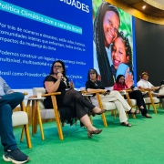 Imagem mostra grupo de seis pessoas em espaço de debates da COP30. A secretária Marjorie Kauffmann é a segunda, da esquerda para a direita
