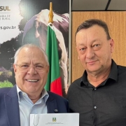 Foto retrata secretário Vilson Covatti, à esquerda, ao lado de beneficiário da consulta popular