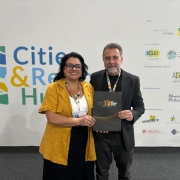 Foto mostra a secretária Marjorie Kauffmann, esquerda, no ato que formalizou parceira com o Laboratório do Observatório do Clima (LabOC), ao lado do representante da entidade