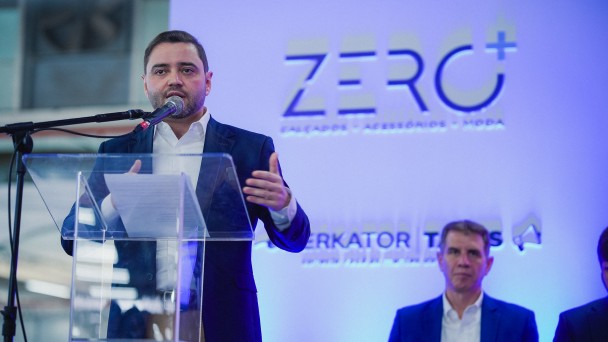 Foto mostra o vice-governador Gabriel Souza falando ao microfone e ao fundo está o secretário de Desenvolvimento Econômico, Ernani Polo