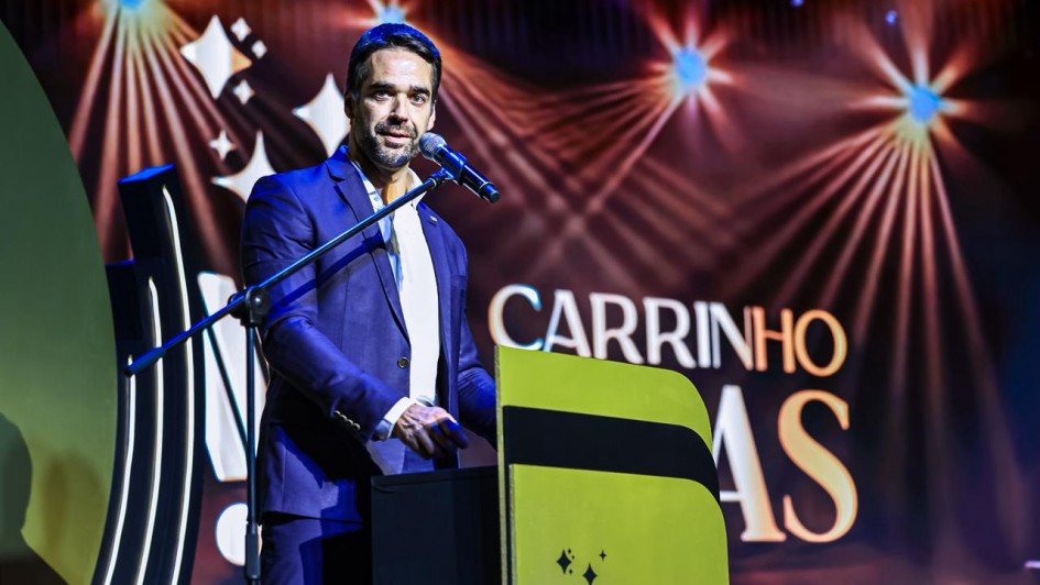 Foto mostra governador Eduardo Leite falando aos convidados do do evento Carrinho Agas 2025