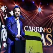 Foto mostra governador Eduardo Leite falando aos convidados do do evento Carrinho Agas 2025