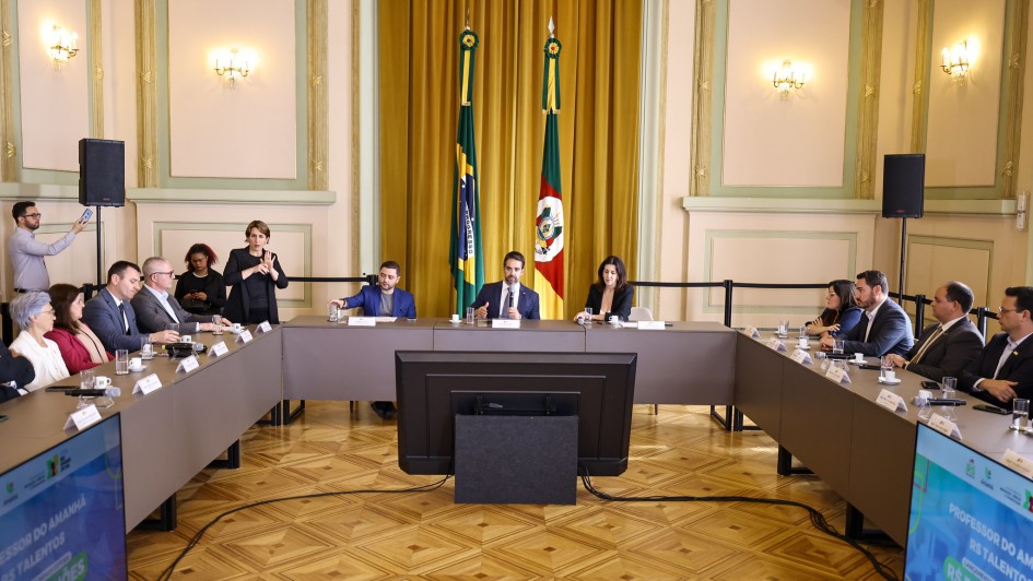 Foto mostra mesa composta por autoridades e convidados em solenidade, como governador Eduardo Leite ao centro