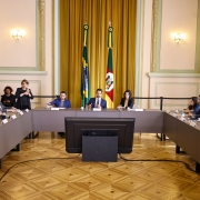 Foto mostra mesa composta por autoridades e convidados em solenidade, como governador Eduardo Leite ao centro