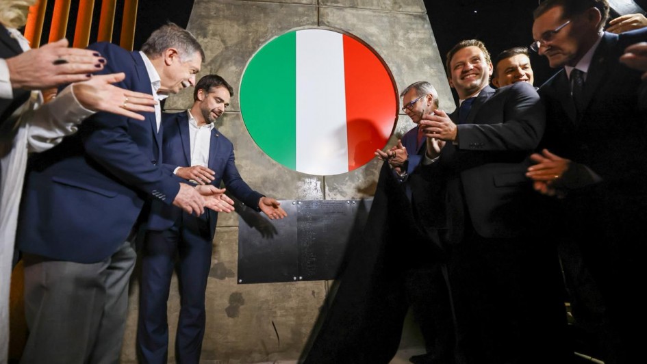 Foto mostra o governador Eduardo Leite e autoridades caxienses na apresentação da placa que celebra revitalização de Estação Férrea, local histórico do Estado