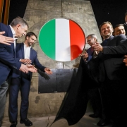 Foto mostra o governador Eduardo Leite e autoridades caxienses na apresentação da placa que celebra revitalização de Estação Férrea, local histórico do Estado