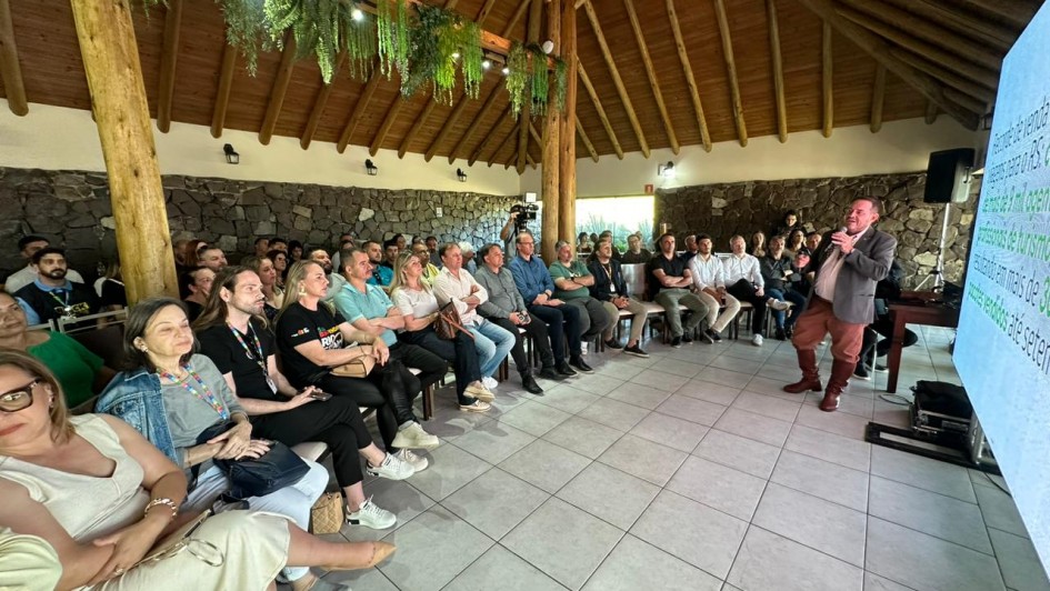 Foto mostra plateia assistindo exposição de palestrante no workshop da campanha Viva o Verão Gaúcho