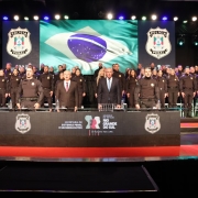 Foto mostra agentes penitenciários perfilados em pé durante formatura