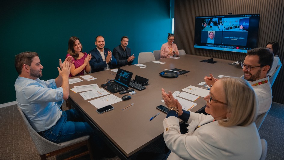 Foto mostra vice-governador Gabriel Souza, secret&aacute;ria da Sa&uacute;de Arita Bergmann, e participantes de reuni&atilde;o para assinatura de conv&ecirc;nio com hospital de Cruz Alta