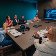 Foto mostra vice-governador Gabriel Souza, secretária da Saúde Arita Bergmann, e participantes de reunião para assinatura de convênio com hospital de Cruz Alta