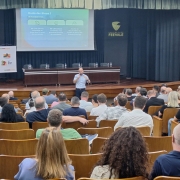 Foto mostra secretário Pedro Capeluppi falando em audiência pública em Novo Hamburgo diante de plateia