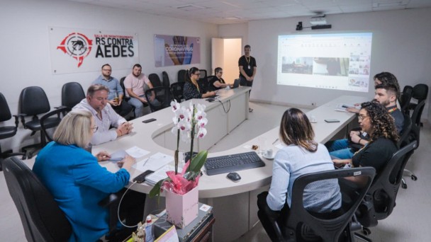 Foto mostra reunião para assinatura de convênios e portarias, que ocorreu por videoconferência