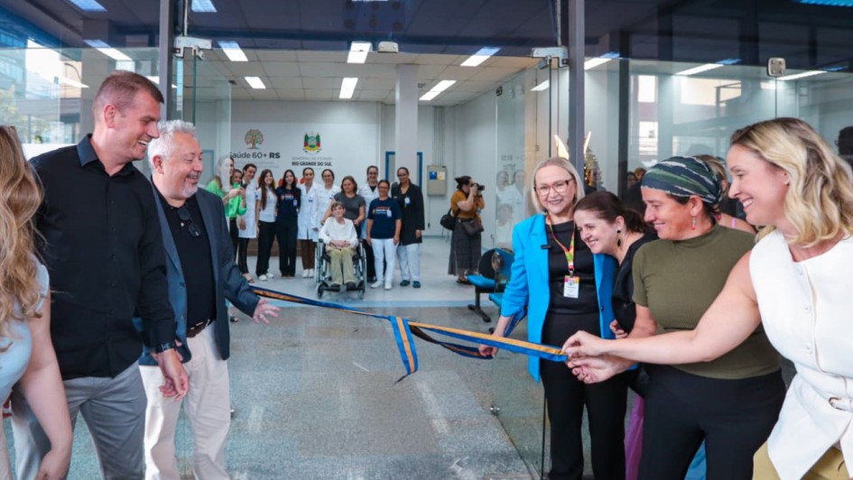 Foto de seis pessoas descerrando a faixa de inauguração em ambiente hospitalar. Elas sorriem.