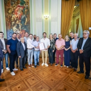 Foto mostra o governador Eduardo Leite durante ato de assinatura para início de obra em meio a autoridades estaduais e municipais