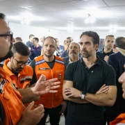 Foto mostra o governador Eduardo Leite vistoria aos estragos em Erechim após granizo