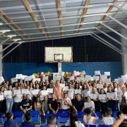 Foto mostra grupo de formandos e convidados da solenidade de formatura do Programa Emancipa Família Gaúcha