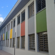 
Uma foto externa mostrando um campo agrícola seco, possivelmente uma colheita de milho ou soja já realizada, sob um céu azul-claro intenso. O campo, que se estende por todo o horizonte, é preenchido por restolho de cor bege-claro/marrom.

Em primeiro plano, no lado direito, há uma torre de metal com equipamentos eletrônicos e caixas de controle abertas, que faz parte de um projeto de pesquisa (possivelmente sobre sequestro de carbono). A torre se eleva contra o céu azul. A torre é composta por estruturas em treliça metálica, com antenas e sensores na parte superior. Ao longe, no horizonte, pequenas construções rurais são visíveis.