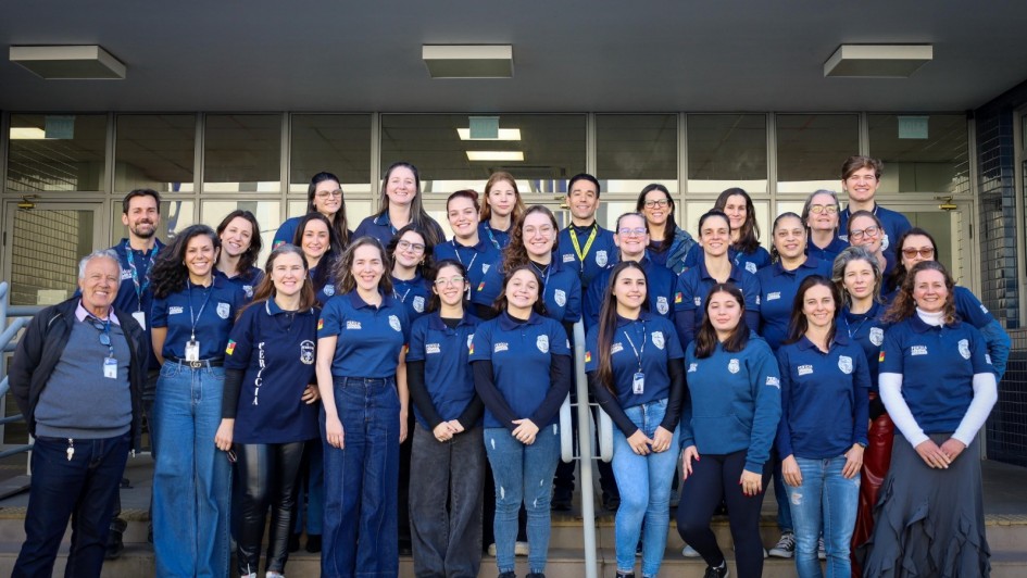 Uma foto de uma quadra poliesportiva ao ar livre em um dia nublado. O piso da quadra é de cimento ou asfalto gasto, com rachaduras e marcações esportivas antigas em branco e azul-claro (incluindo uma linha de lance livre e o arco).

A quadra está situada em frente a um muro pintado em duas cores:

A parte superior é um grande painel curvo em cinza-claro.

A parte inferior é uma faixa horizontal vibrante em amarelo-gema.

Em frente à parede, no centro, há um gol de futebol de salão (brancos, com rede), e atrás dele, uma tabela de basquete (também branca) montada em um poste. No canto superior direito da parede, há duas outras tabelas de basquete menores, indicando a existência de mais de um tipo de quadra ou a intenção de ter mais opções de jogos. No canto inferior direito, há uma área escura com um par de cadeiras empilhadas, possivelmente uma área de descanso. A quadra parece ser a do Colégio Estadual Félix da Cunha.