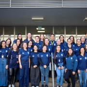 Uma foto de uma quadra poliesportiva ao ar livre em um dia nublado. O piso da quadra é de cimento ou asfalto gasto, com rachaduras e marcações esportivas antigas em branco e azul-claro (incluindo uma linha de lance livre e o arco).

A quadra está situada em frente a um muro pintado em duas cores:

A parte superior é um grande painel curvo em cinza-claro.

A parte inferior é uma faixa horizontal vibrante em amarelo-gema.

Em frente à parede, no centro, há um gol de futebol de salão (brancos, com rede), e atrás dele, uma tabela de basquete (também branca) montada em um poste. No canto superior direito da parede, há duas outras tabelas de basquete menores, indicando a existência de mais de um tipo de quadra ou a intenção de ter mais opções de jogos. No canto inferior direito, há uma área escura com um par de cadeiras empilhadas, possivelmente uma área de descanso. A quadra parece ser a do Colégio Estadual Félix da Cunha.