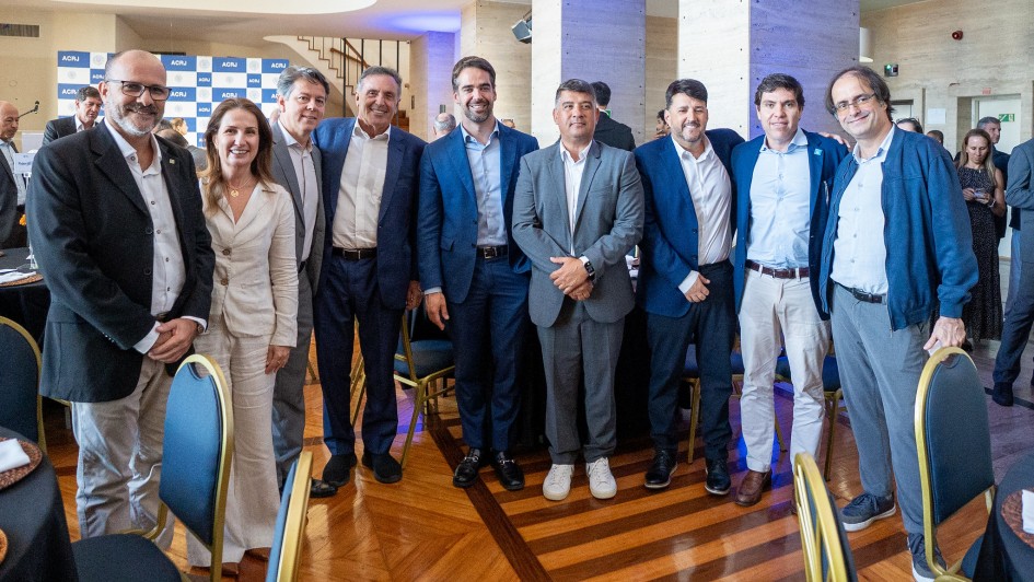 Foto mostra o governador Eduardo Leite em meio a autoridades durante evento no Rio de Janeiro