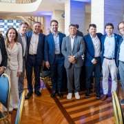 Foto mostra o governador Eduardo Leite em meio a autoridades durante evento no Rio de Janeiro