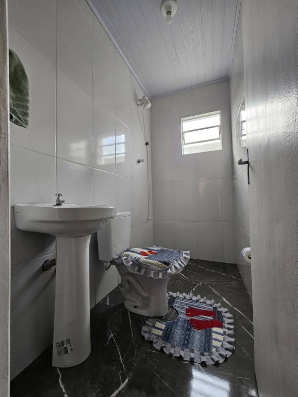 Foto mostra banheiro do Programa Nenhuma Casa Sem Banheiro