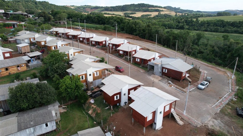 Foto mostra vista a&eacute;rea das casas em Novo Tiradentes