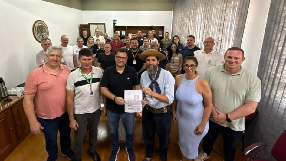 Foto mostra secretário do Esporte e Lazer, Juliano Franczak, em meio a grupo de pessoas no ato de anúncio para ginásio em Agudo