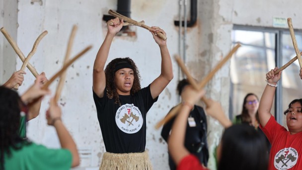 Foto mostra apresentação cultural durante 3º Encontro Estadual de Educação Antirracista