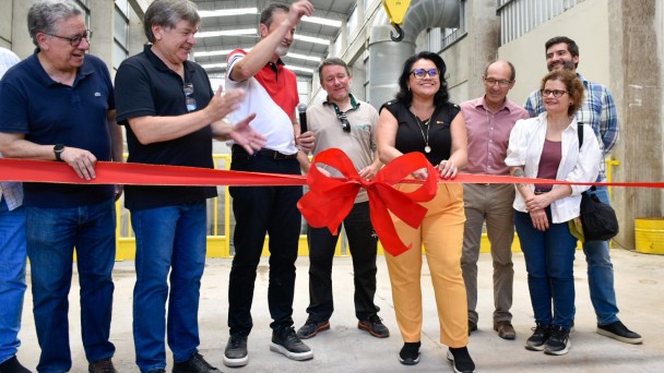 Foto mostra a secretária do Meio Ambiente e Infraestrutura, Marjorie Kauffmann, entre participantes de ato na Pequena Central Hidrelétrica Saltinho