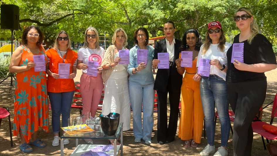 Foto mostra grupo de mulheres em evento