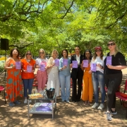 Foto mostra grupo de mulheres em evento