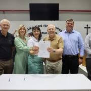 Foto mostra secretário de Desenvolvimento Rural Vilson Covatti, em ato de assinatura em Santa Cruz do Sul