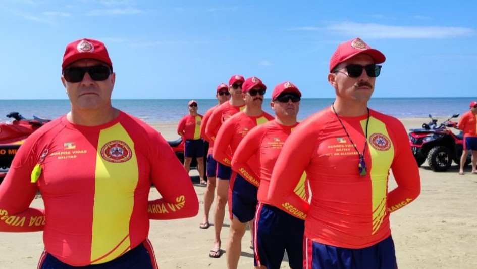 Foto mostra grupo de salva-vidas durante formatura