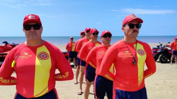 Foto mostra grupo de salva-vidas durante formatura