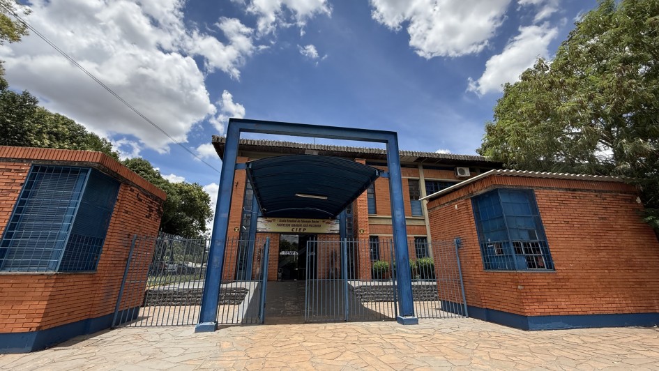 Foto mostra a fachada da Escola Joaquim José Felizardo