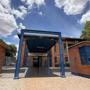 Foto mostra a fachada da Escola Joaquim José Felizardo