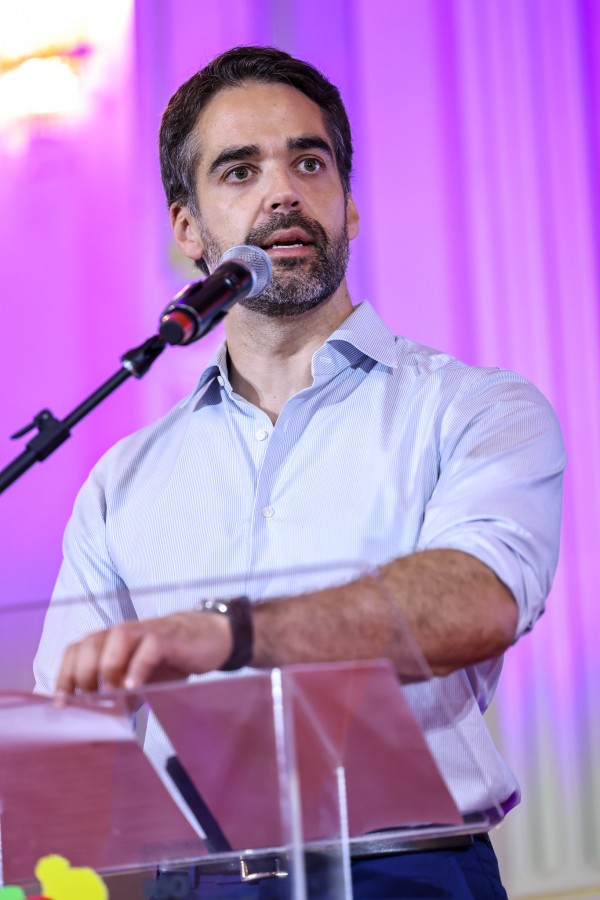 Foto mostra o governador Eduardo Leite em ato de lançamento no Palácio Piratini