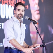 Foto mostra o governador Eduardo Leite falando ao público em evento no Piratini