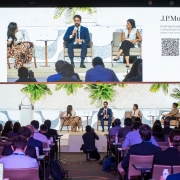 Foto mostra o governador Eduardo Leite, falando ao púbico, Conferência Anual do J.P. Morgan, em São Paulo