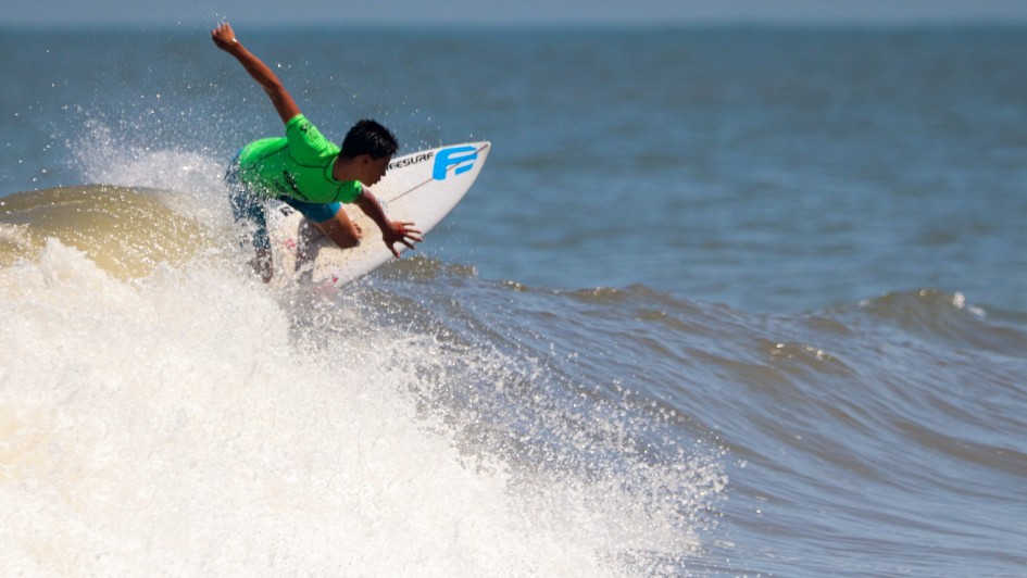 Foto mostra surfista participante do Circuito Gaúcho de Surf 2025